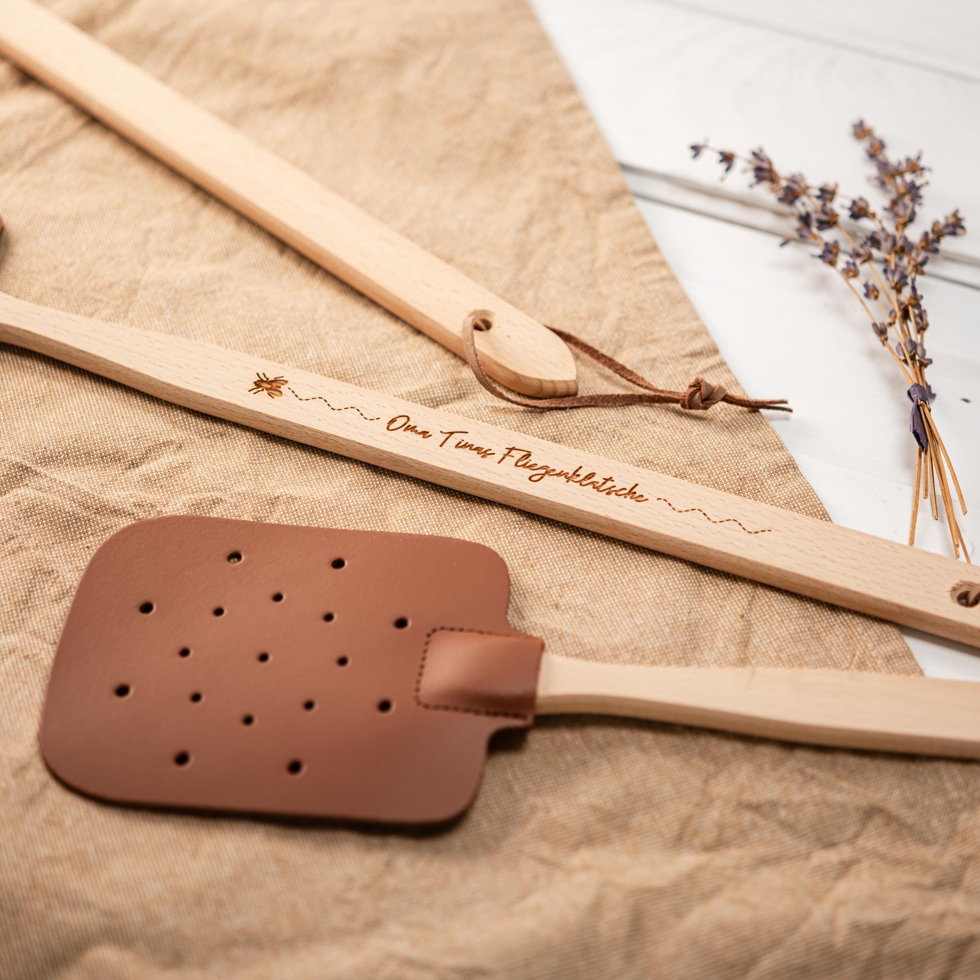 Fliegenklatsche personalisiert, Fliegenschutz, Klatsche gegen Fliegen, Fliegenklatsche mit Wunschtext, Geschenk, Rentner, Garten, Camper