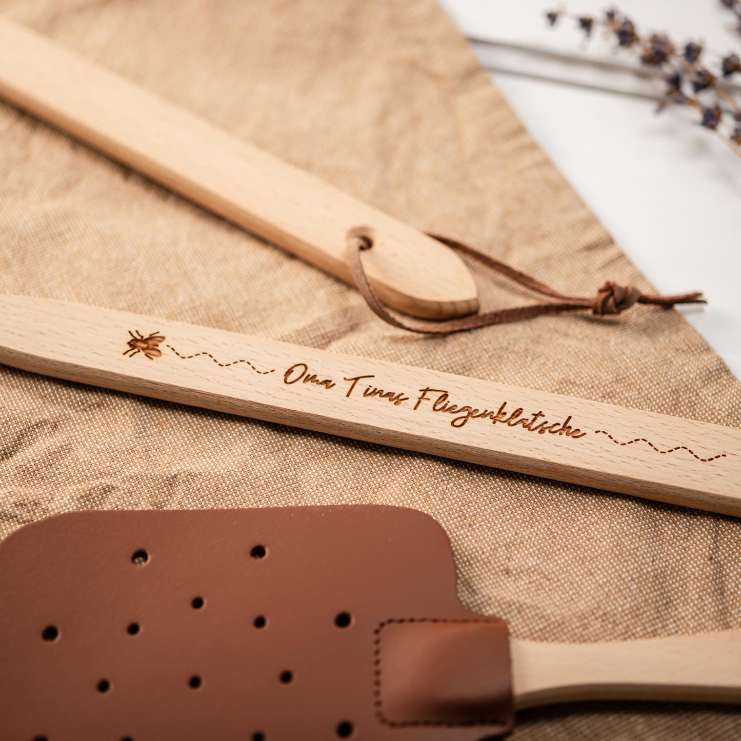 Fliegenklatsche personalisiert, Fliegenschutz, Klatsche gegen Fliegen, Fliegenklatsche mit Wunschtext, Geschenk, Rentner, Garten, Camper