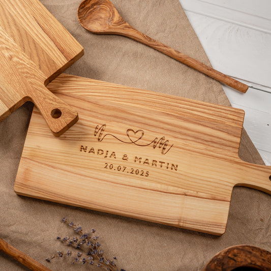 Personalisiertes Schneidebrett mit Herz & Namen, Holzbrett personalisiert zur Hochzeit, Hochzeitsgeschenk Hölzerne Hochzeit, Polterabend