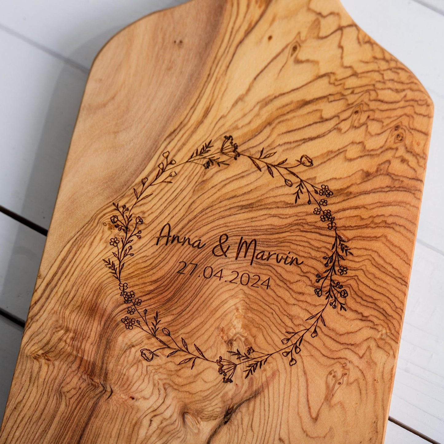 Holzbrett Hochzeit, Geschenk Hochzeit, Brett mit Namen und Hochzeitsdatum, floral, Blumenkranz, Hochzeitsgeschenk, personalisiert