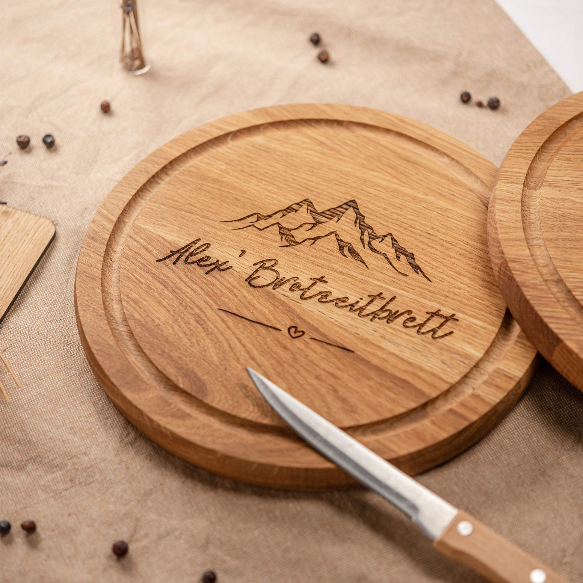 Personalisiertes Brotzeitbrett, rundes Brotzeitbrettchen, Frühstücksbrettchen mit Gravur, Geschenkidee Papa, Opa, Mama, Oma, Wandern