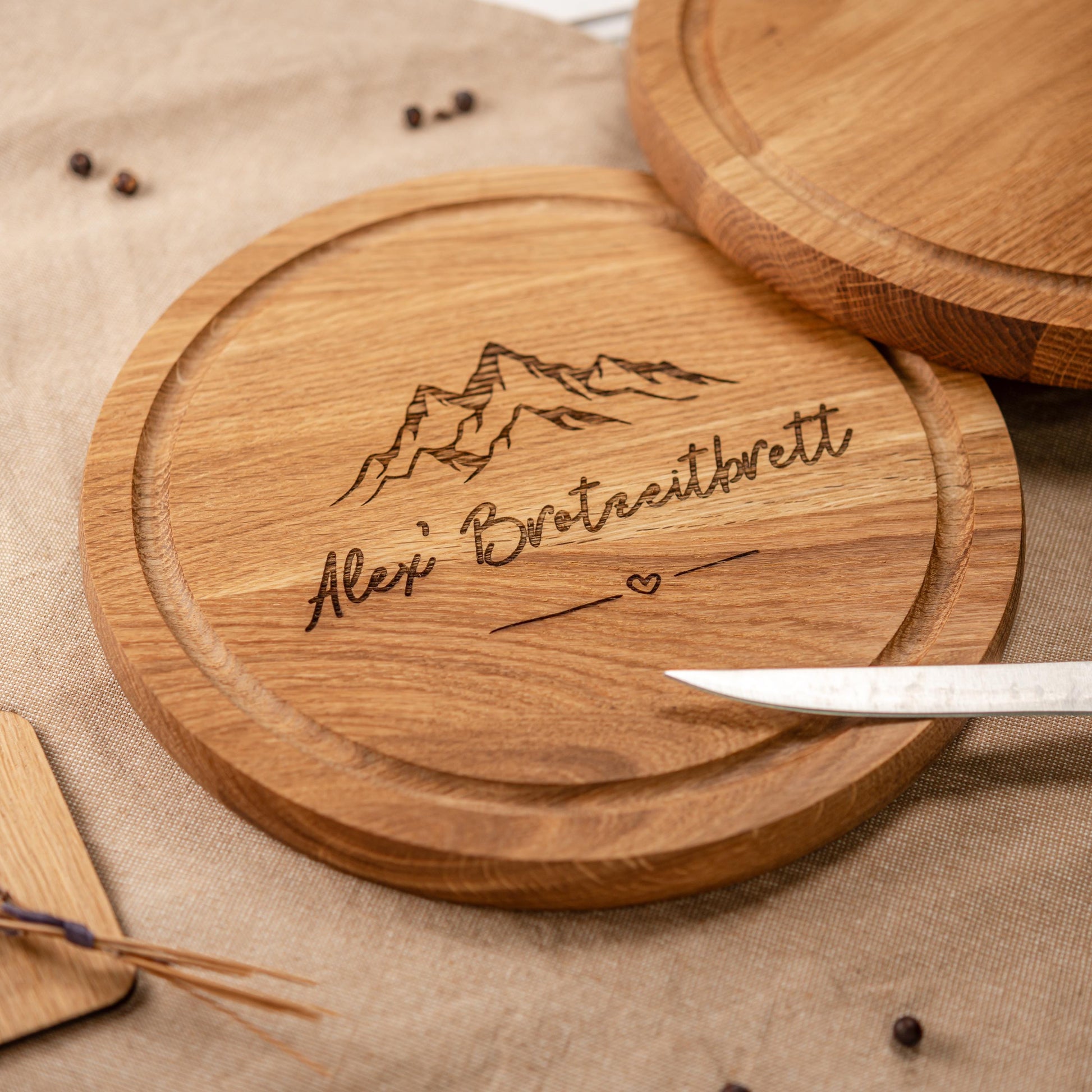 Personalisiertes Brotzeitbrett, rundes Brotzeitbrettchen, Frühstücksbrettchen mit Gravur, Geschenkidee Papa, Opa, Mama, Oma, Wandern