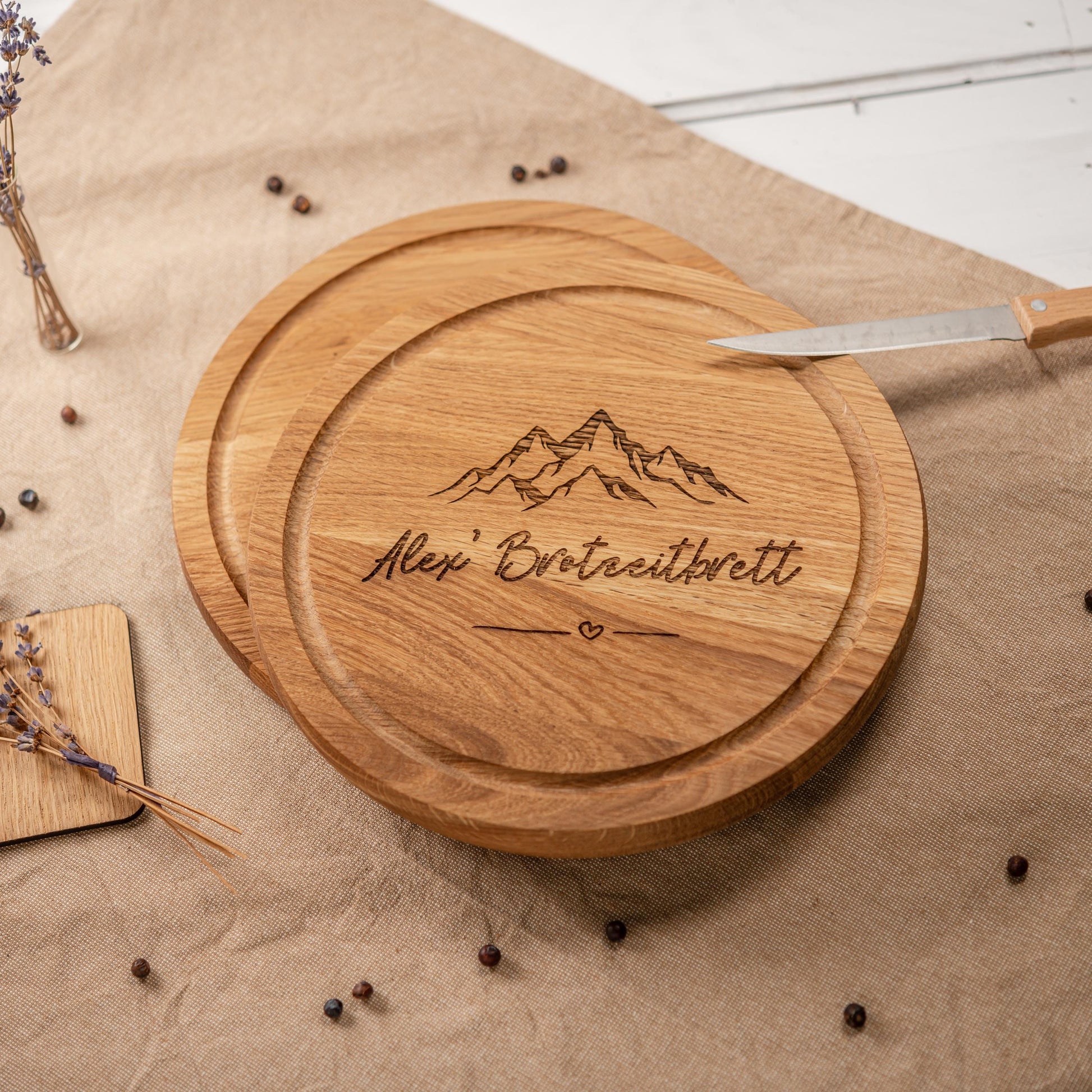 Personalisiertes Brotzeitbrett, rundes Brotzeitbrettchen, Frühstücksbrettchen mit Gravur, Geschenkidee Papa, Opa, Mama, Oma, Wandern