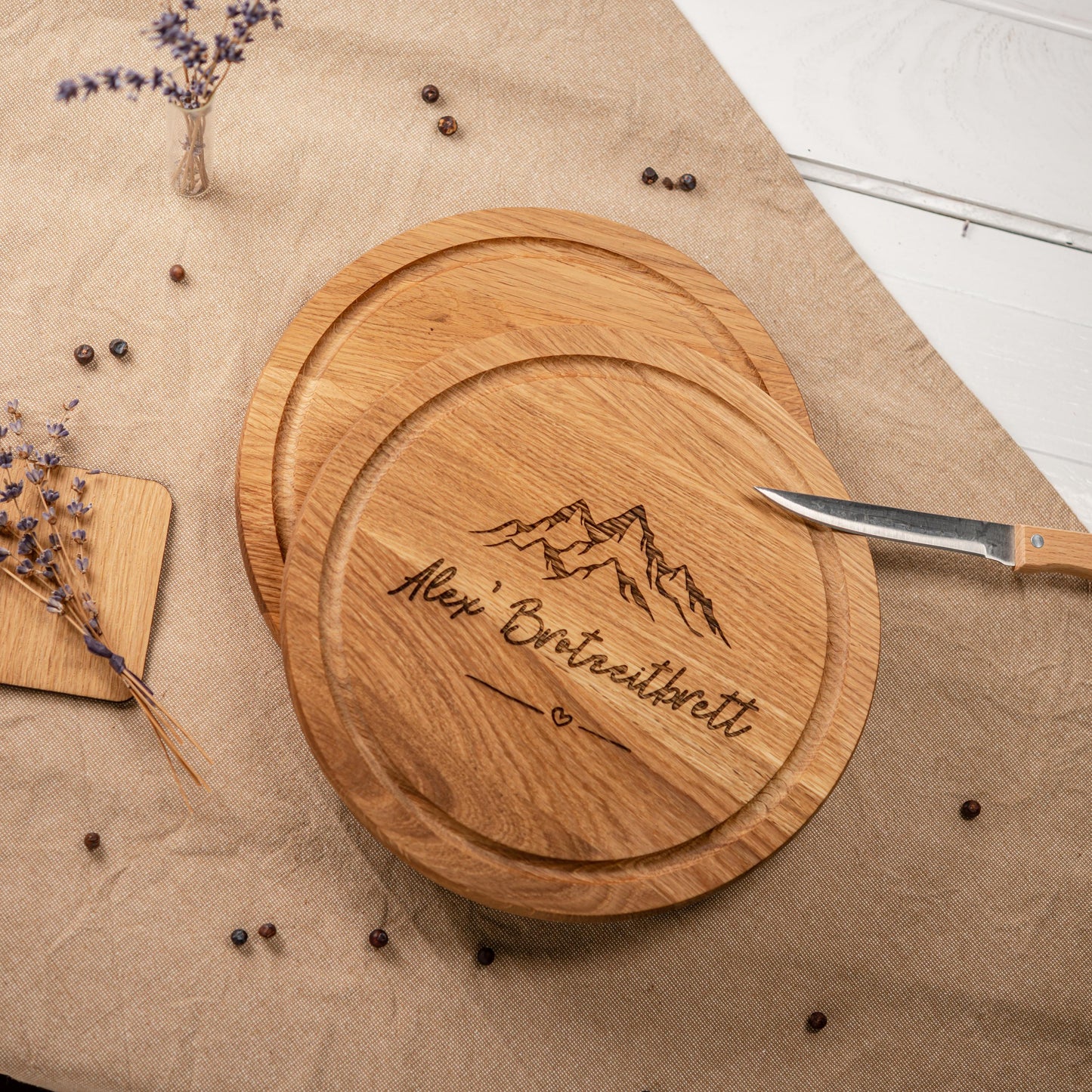 Personalisiertes Brotzeitbrett, rundes Brotzeitbrettchen, Frühstücksbrettchen mit Gravur, Geschenkidee Papa, Opa, Mama, Oma, Wandern