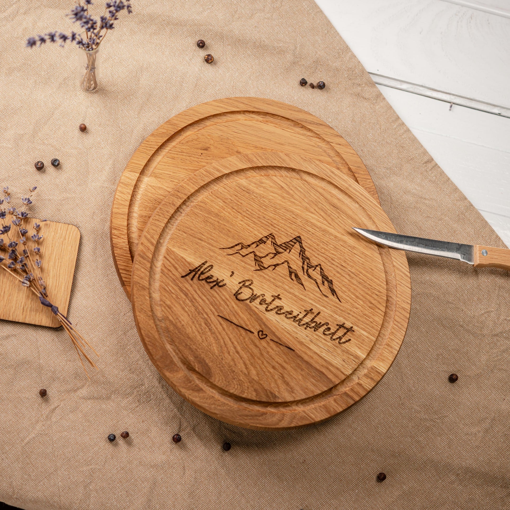Personalisiertes Brotzeitbrett, rundes Brotzeitbrettchen, Frühstücksbrettchen mit Gravur, Geschenkidee Papa, Opa, Mama, Oma, Wandern
