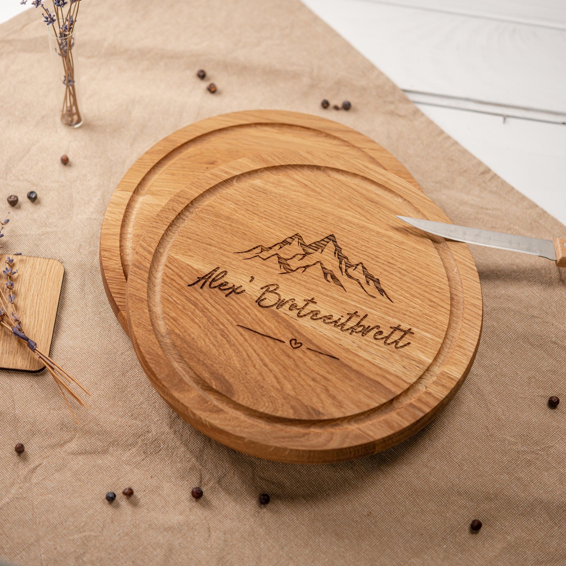 Personalisiertes Brotzeitbrett, rundes Brotzeitbrettchen, Frühstücksbrettchen mit Gravur, Geschenkidee Papa, Opa, Mama, Oma, Wandern