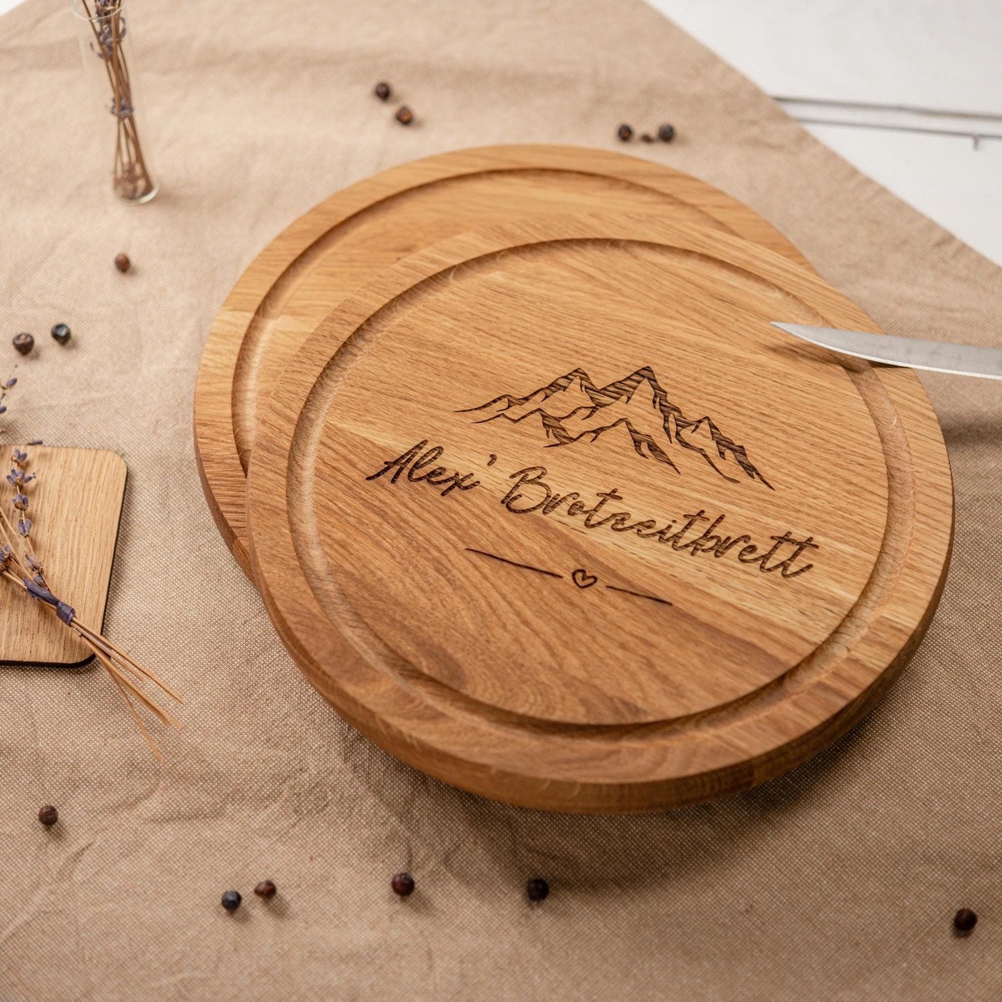 Personalisiertes Brotzeitbrett, rundes Brotzeitbrettchen, Frühstücksbrettchen mit Gravur, Geschenkidee Papa, Opa, Mama, Oma, Wandern