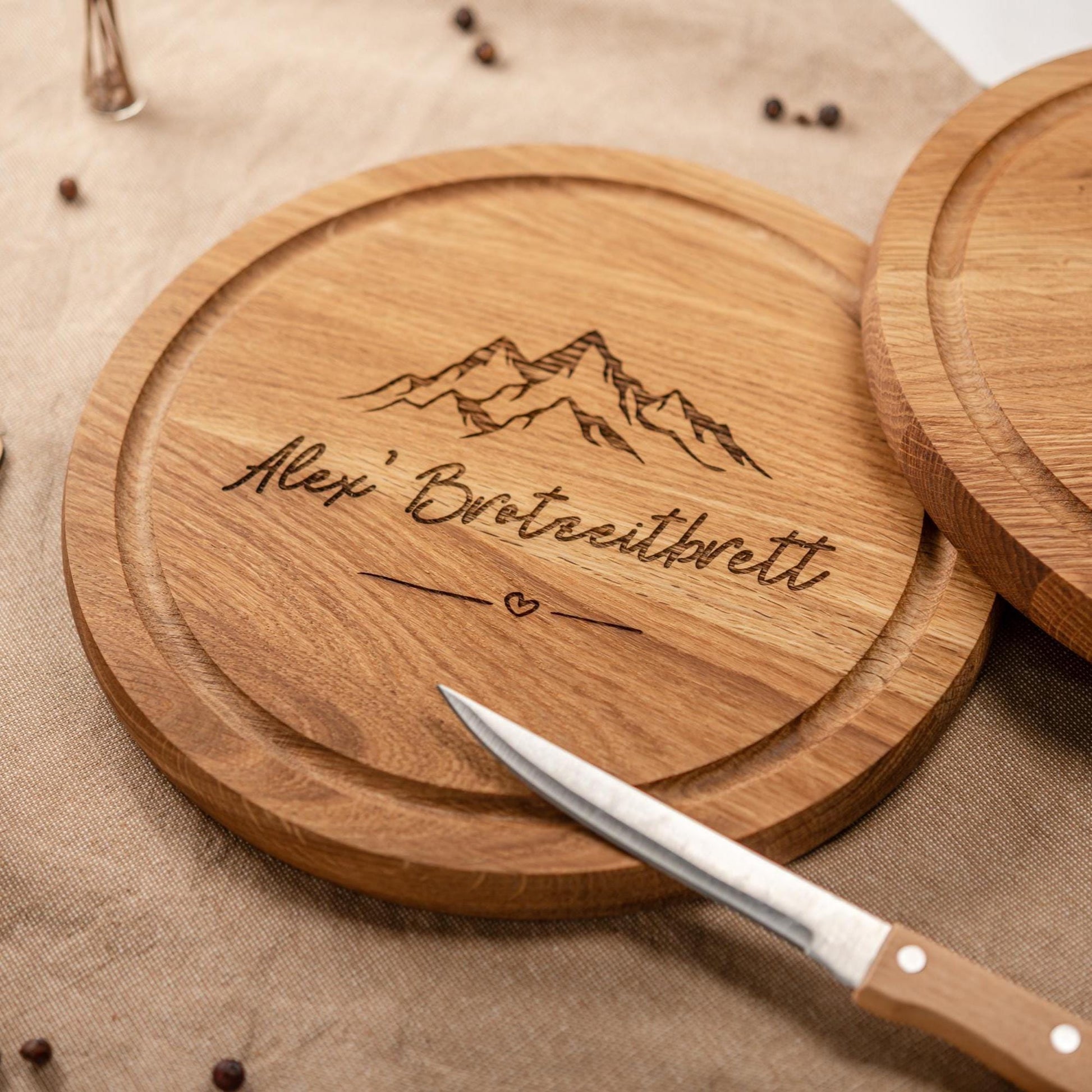 Personalisiertes Brotzeitbrett, rundes Brotzeitbrettchen, Frühstücksbrettchen mit Gravur, Geschenkidee Papa, Opa, Mama, Oma, Wandern