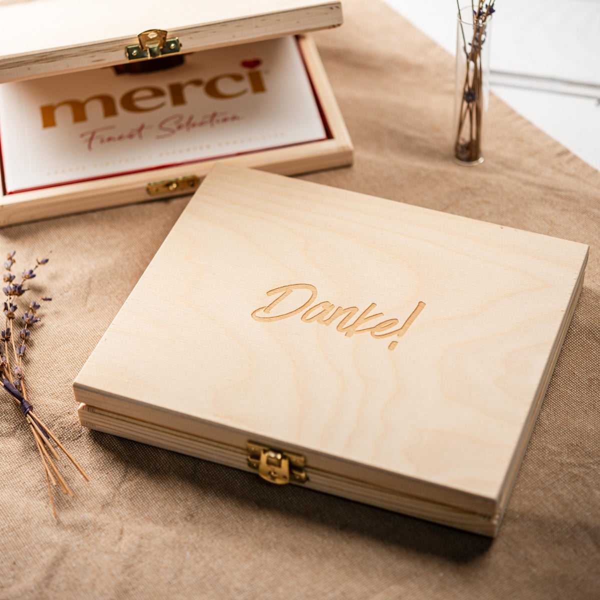 Geschenkbox Merci Holz, Holzbox personalisiert, Schokolade verschenken – Holz&Herzig