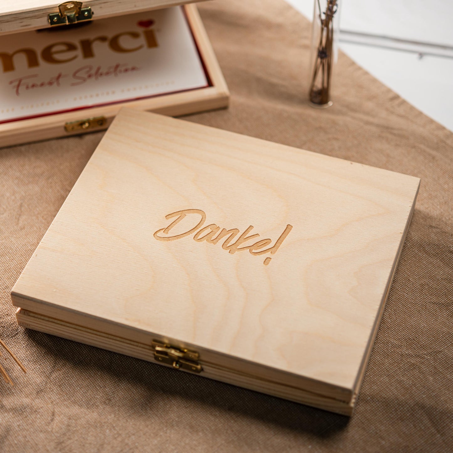 Geschenkbox Merci Holz, Holzbox personalisiert, Schokolade verschenken, Holzbox personalisiert, Geschenkidee Kollegin, Dankeschön Geschenk