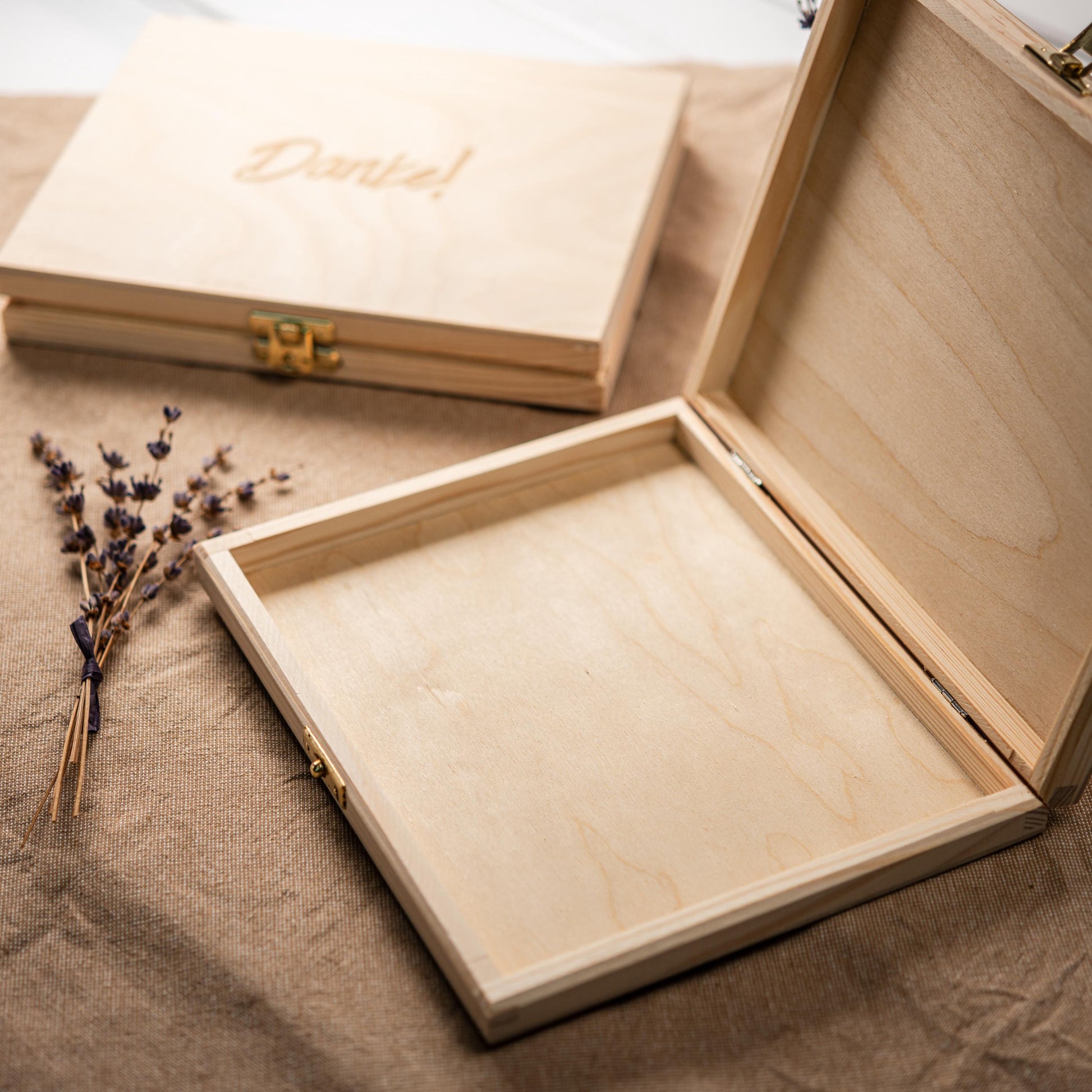 Geschenkbox Merci Holz, Holzbox personalisiert, Schokolade verschenken, Holzbox personalisiert, Geschenkidee Kollegin, Dankeschön Geschenk