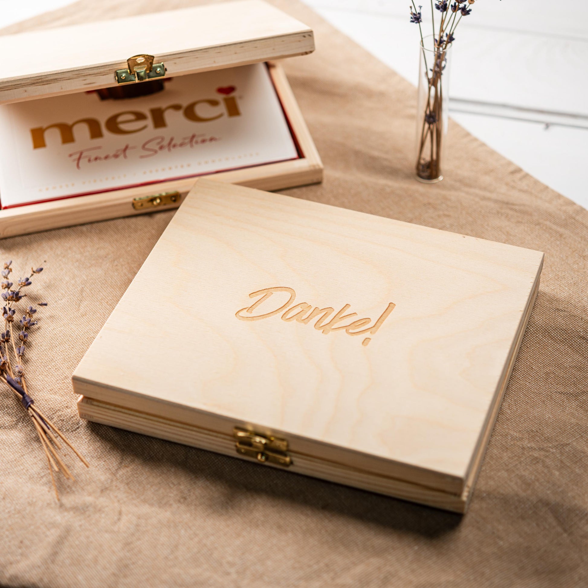 Geschenkbox Merci Holz, Holzbox personalisiert, Schokolade verschenken, Holzbox personalisiert, Geschenkidee Kollegin, Dankeschön Geschenk