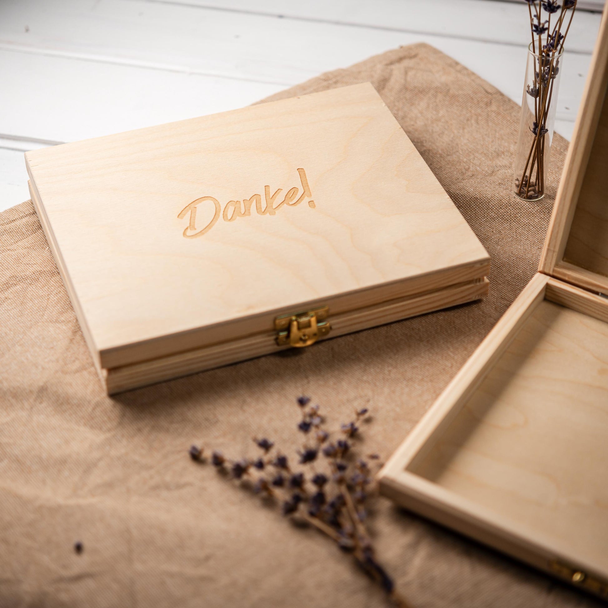 Geschenkbox Merci Holz, Holzbox personalisiert, Schokolade verschenken, Holzbox personalisiert, Geschenkidee Kollegin, Dankeschön Geschenk