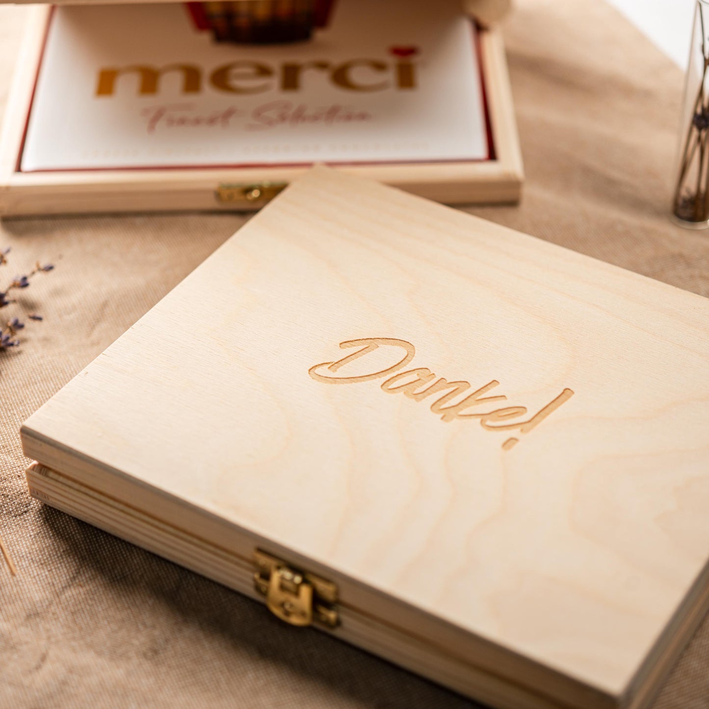 Geschenkbox Merci Holz, Holzbox personalisiert, Schokolade verschenken, Holzbox personalisiert, Geschenkidee Kollegin, Dankeschön Geschenk