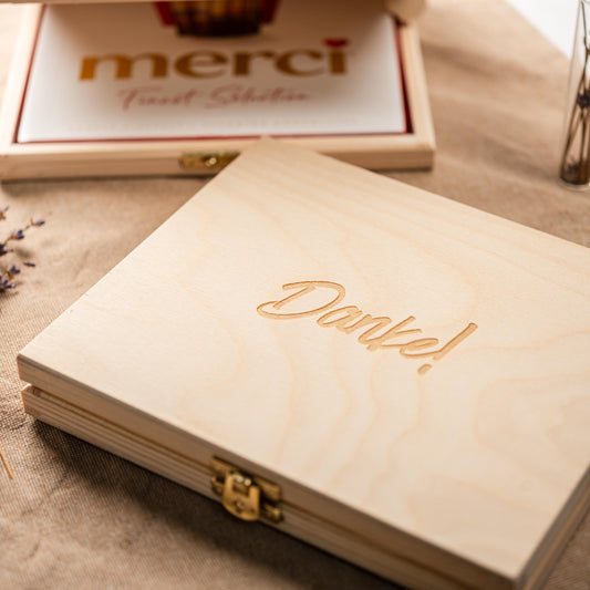 Geschenkbox Merci Holz, Holzbox personalisiert, Schokolade verschenken, Holzbox personalisiert, Geschenkidee Kollegin, Dankeschön Geschenk